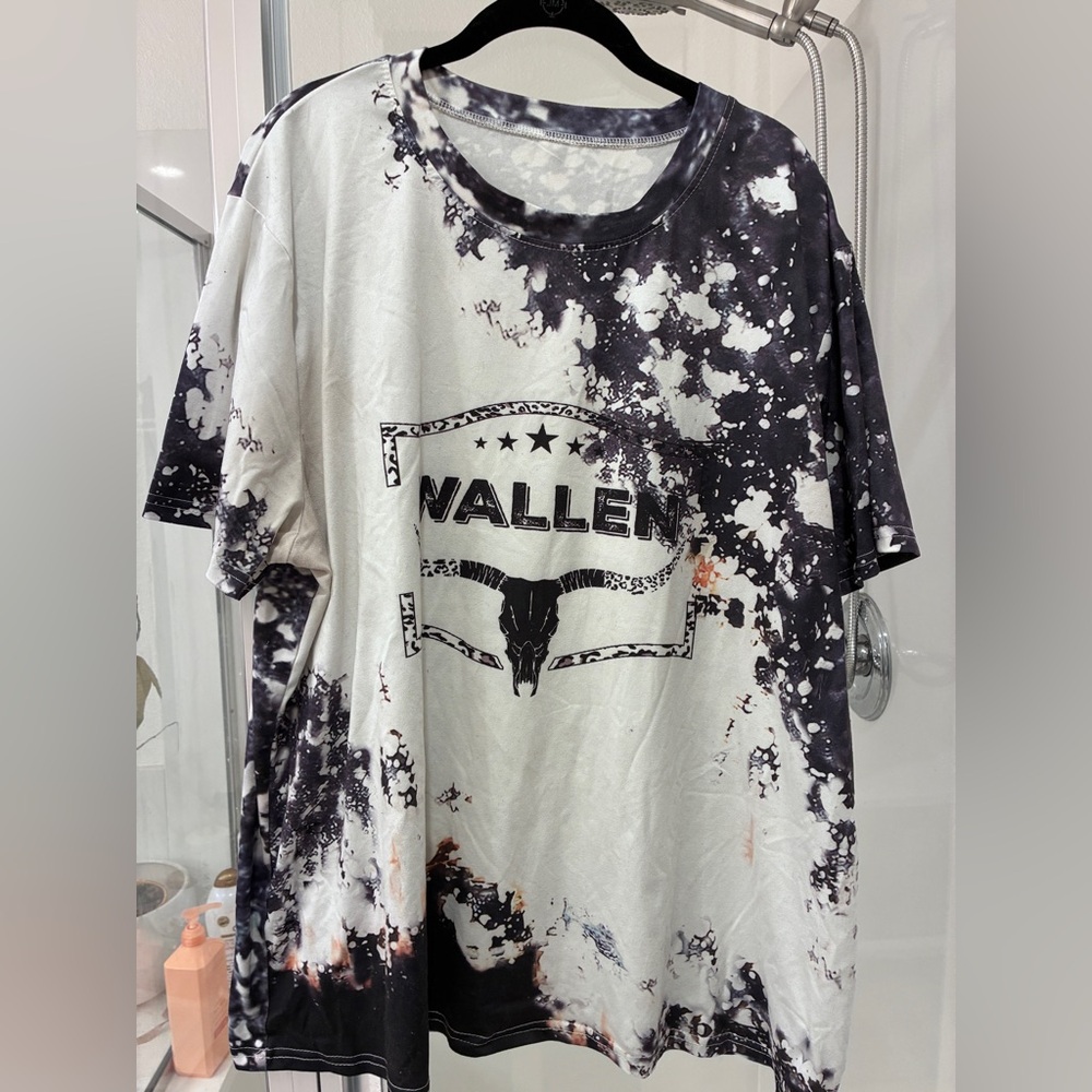 Wallen Black and White Graphic T-Shirt